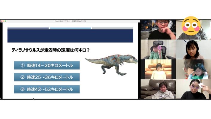 子どもがパワーポイントを使ってクイズ発表している様子