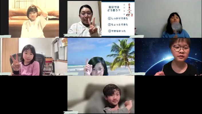 リアクションカードや番号札を使って振り返る様子