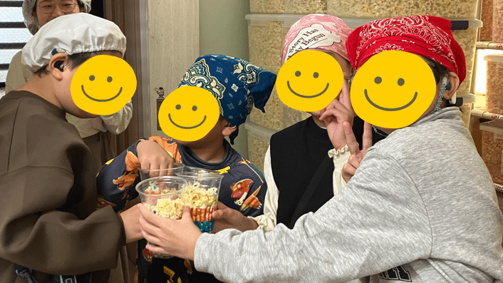 子どもたち、ポップコーン工場へ